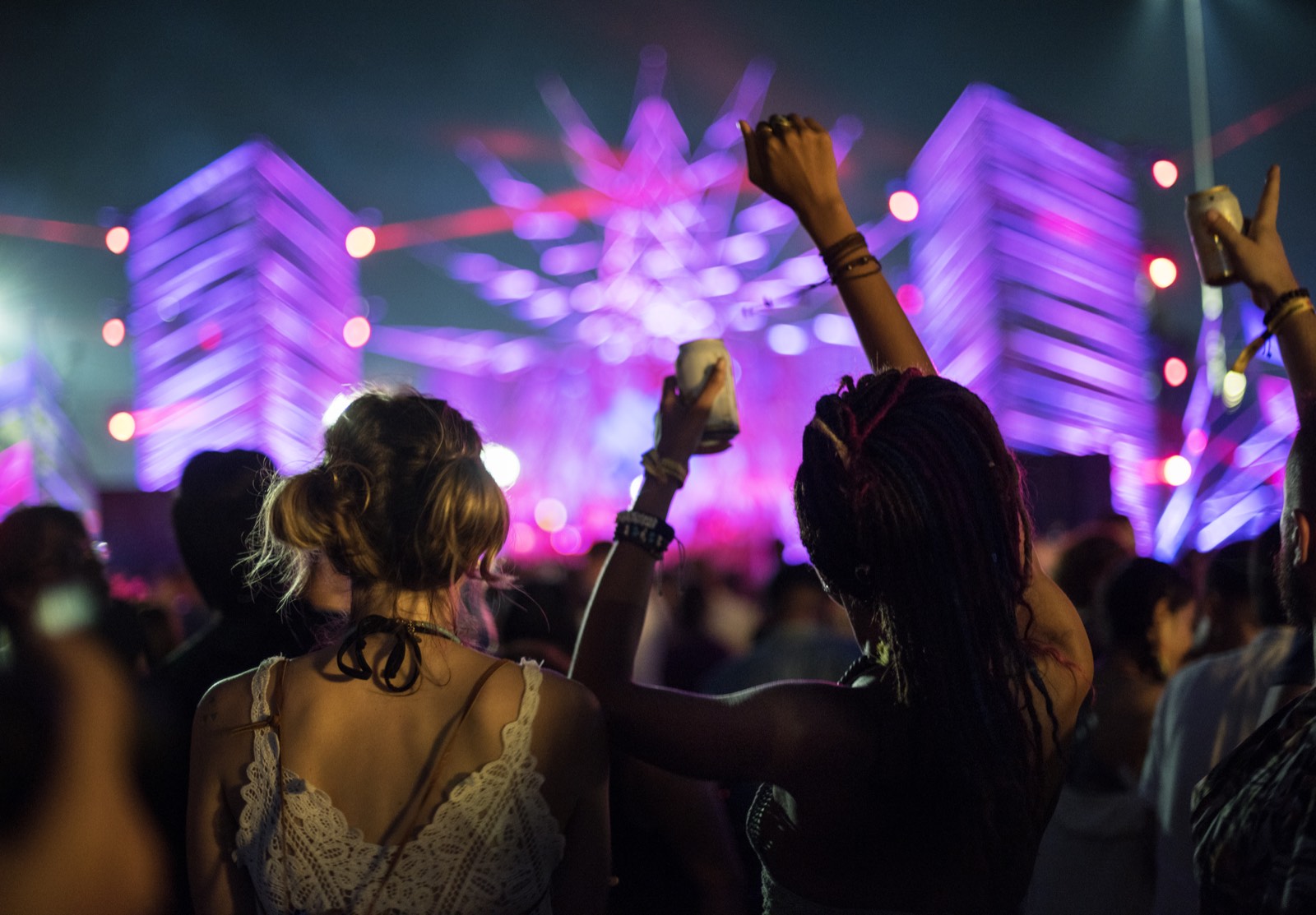 Público en un festival nocturno de música