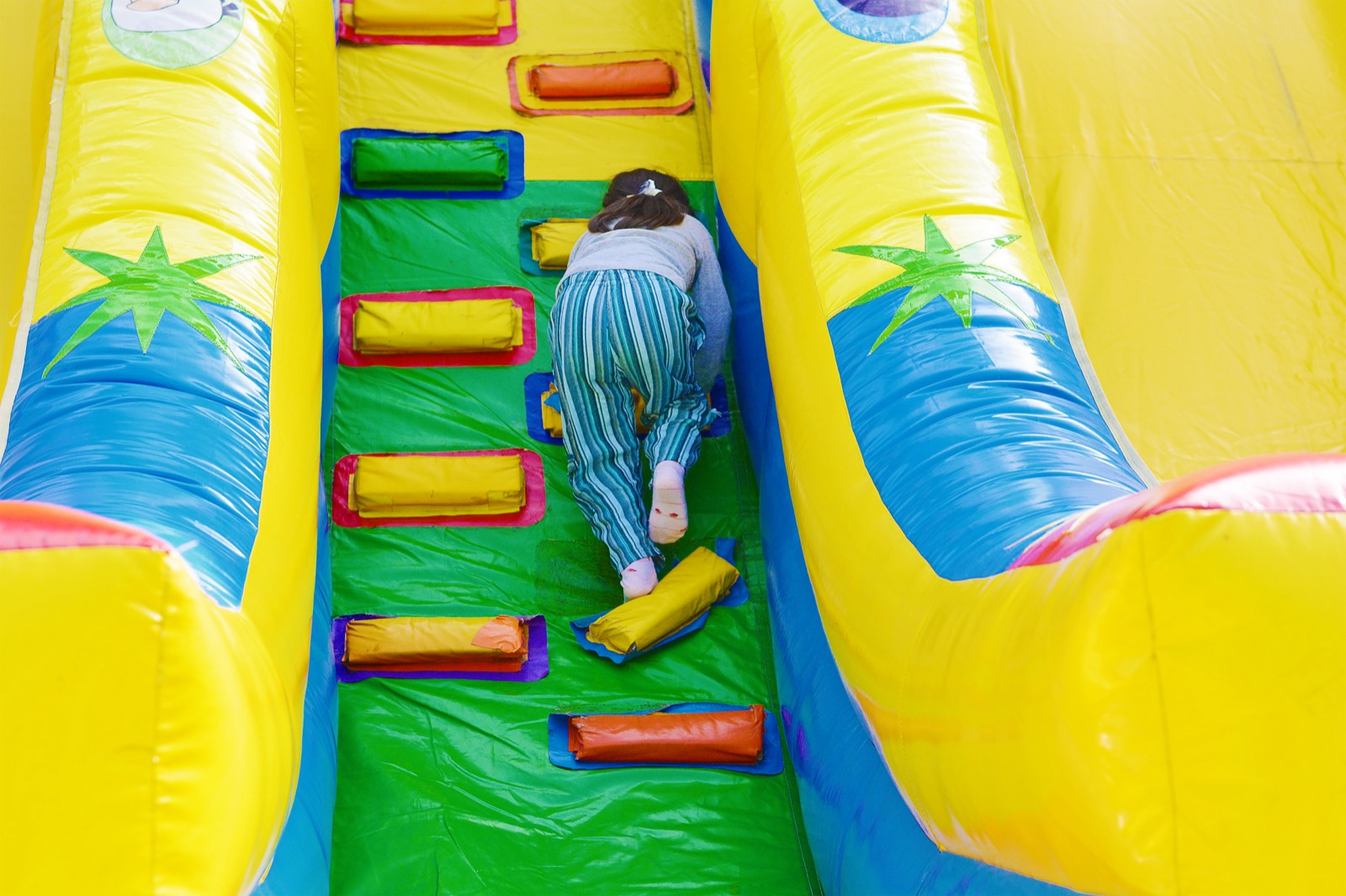 Niño escalando un muro inflable