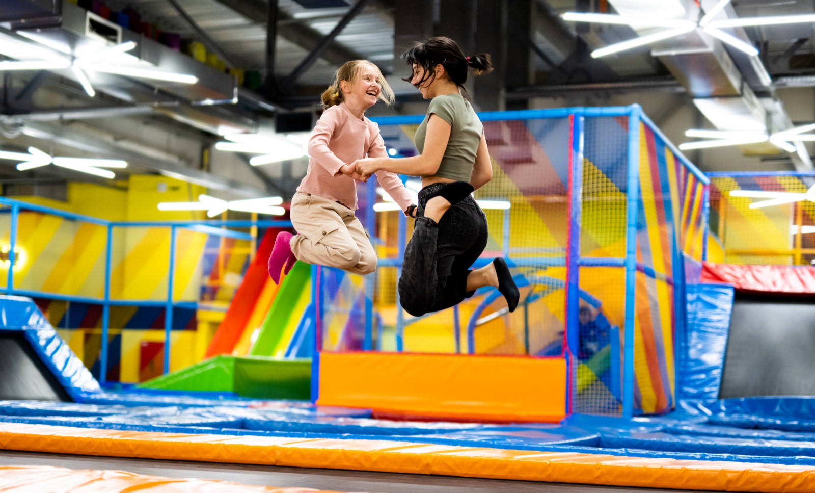 Actividades en un parque de juegos de colores